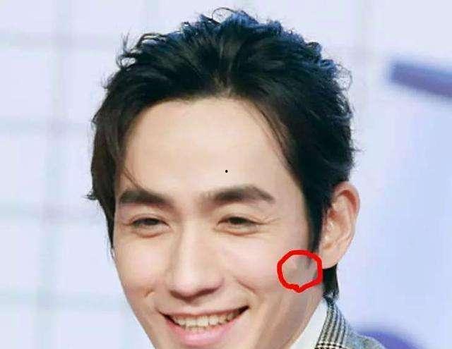 鱼尾纹重的男明星,揭秘鱼尾纹重男明星的时光印记