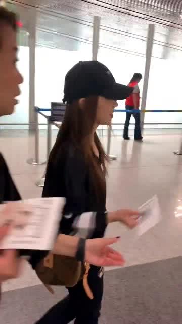 飞机场偶遇明星,明星与粉丝的意外邂逅瞬间